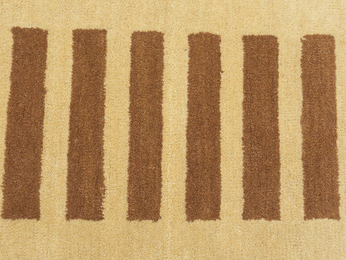 Hand-tufted peach gold geometric wool area rug, modern style, made in India – photo 7